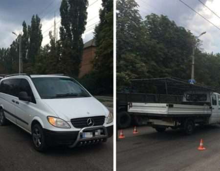 Вантажний автомобіль в’їхав у Mercedes Vito, який пропускав пасажира. ФОТО