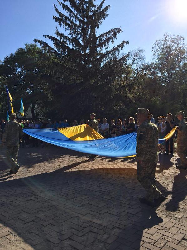 У Кропивницькому народний герой України та волонтерка підняли Державний прапор. ФОТО 2