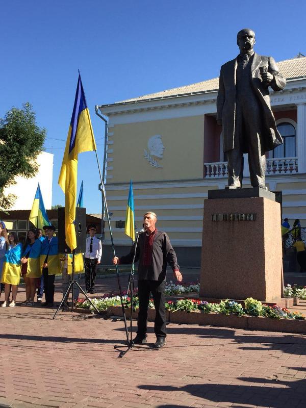 У Кропивницькому народний герой України та волонтерка підняли Державний прапор. ФОТО 8