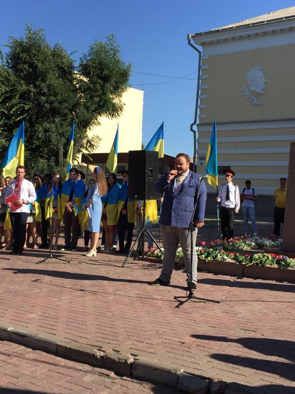 У Кропивницькому народний герой України та волонтерка підняли Державний прапор. ФОТО 7