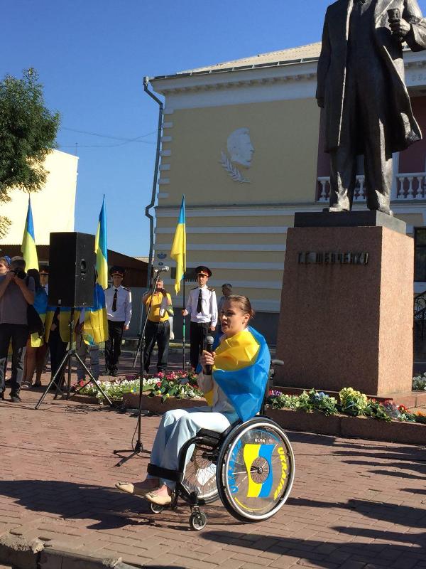 У Кропивницькому народний герой України та волонтерка підняли Державний прапор. ФОТО 3