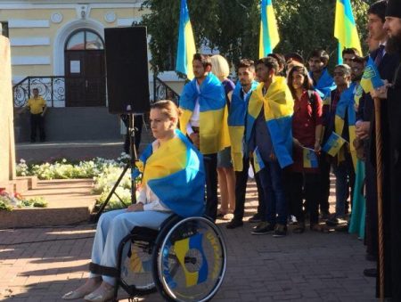 У Кропивницькому народний герой України та волонтерка підняли Державний прапор. ФОТО
