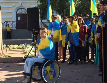 У Кропивницькому народний герой України та волонтерка підняли Державний прапор. ФОТО