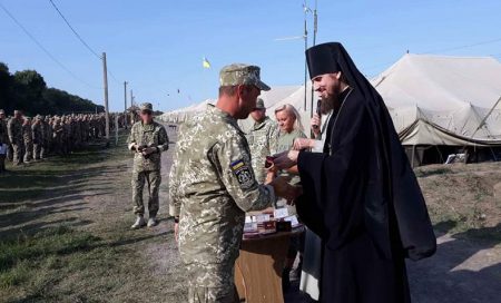 Єпископ Кропивницький і Голованівський Марк на військовому полігоні нагородив військовослужбовців
