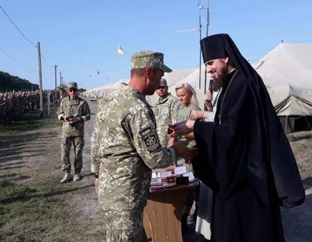 Єпископ Кропивницький і Голованівський Марк на військовому полігоні нагородив військовослужбовців