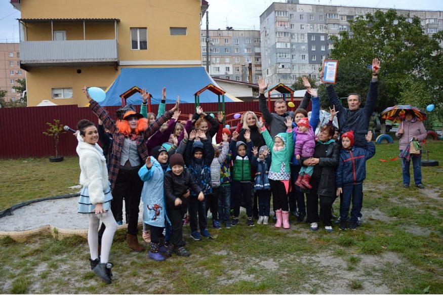 У Кропивницькому відкрили дитячий майданчик та перерізали червону стрічку