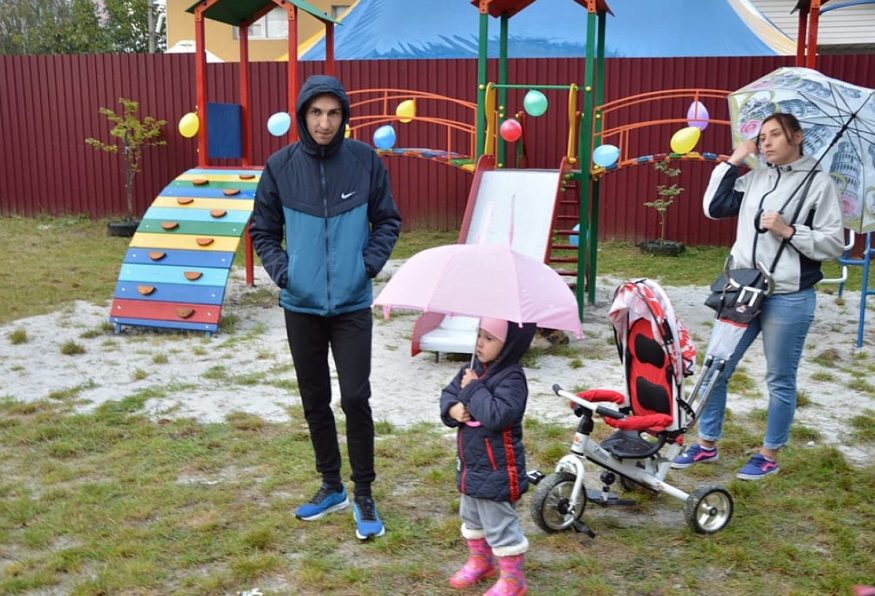 У Кропивницькому відкрили дитячий майданчик та перерізали червону стрічку