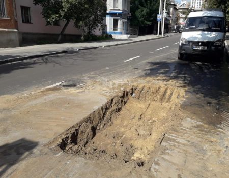 Водоканал пошкодив нове асфальтове покриття по вулиці Чорновола у Кропивницькому. ФОТО