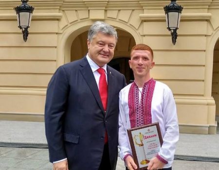 Президент особисто вручив нагороду герою з Кіровоградщини, який врятував дитину. ФОТО