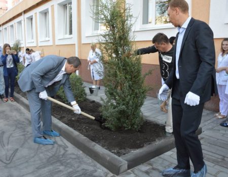 Райкович і Табалов побували у відремонтованих медзакладах та посадили ялівець. ФОТО