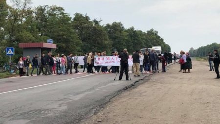 Односельці зниклої три тижні тому Діани Хріненко перекрили дорогу на Знам’янку. ФОТО
