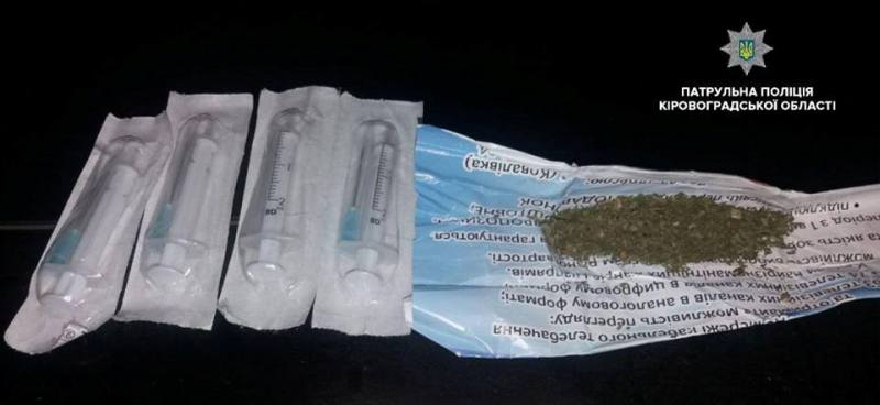 Цієї ночі патрульні виявили чоловіка, який мав при собі, ймовірно, наркотичні речовини