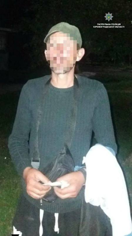 Цієї ночі патрульні виявили чоловіка, який мав при собі, ймовірно, наркотичні речовини