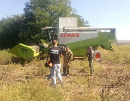 На Кіровоградщині затримали 26 тітушок, котрі намагалися скосити поле і пошкодили сільгосптехніку