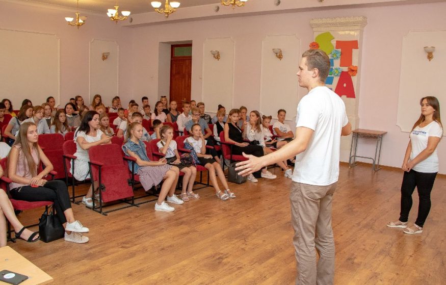У школах Кропивницького збиратимуть макулатуру, на виручені гроші з якої купуватимуть саджанці дерев