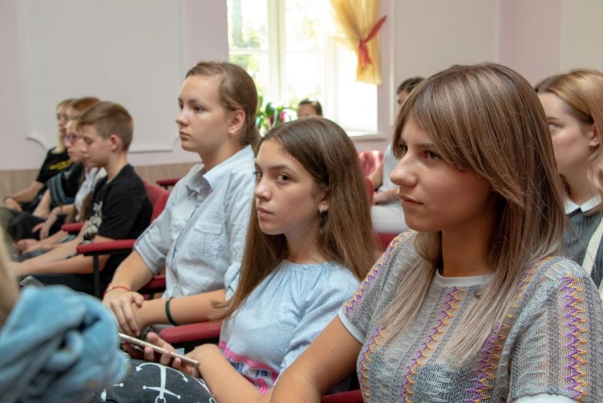 У школах Кропивницького збиратимуть макулатуру, на виручені гроші з якої купуватимуть саджанці дерев