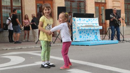 Жителі Кропивницького зможуть грати на піаніно у центрі міста. ФОТО