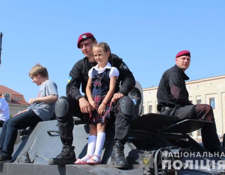 У Кропивницькому поліцейські приїхали на дитяче свято на бронетранспортері. ФОТО
