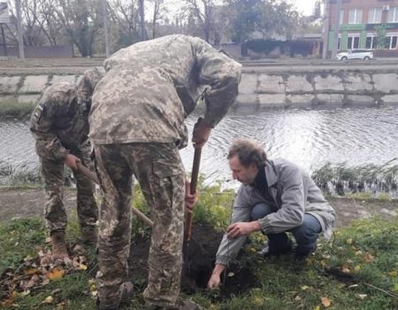 У Кропивницькому вiйськовi висaдили дуби нa честь зaгиблих побрaтимiв. ФОТО