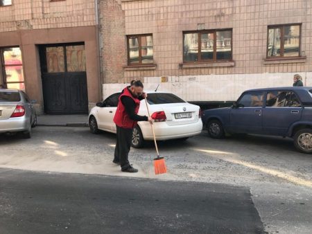 Безлад від розриття асфальту на Чорновола у Кропивницькому довелося прибирати журналісту. ФОТО
