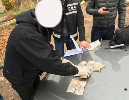 За підозрою у вимаганні 5 тисяч гривень хабара затримали оперуповноваженого. ФОТО