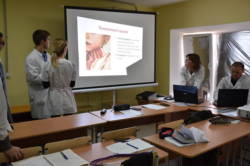 Студенти медичного університету Кропивницького здобувають практичні навички на базі дитячої обласної лікарні. ФОТО