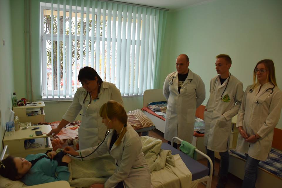 Студенти медичного університету Кропивницького здобувають практичні навички на базі дитячої обласної лікарні. ФОТО