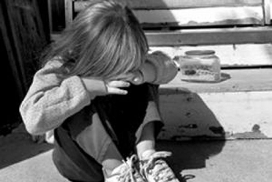 Неблагополучные семьи фото. Растление маленького мальчика. Не к добру. Женщина дает ребенку конфеты. Машинки для детей.