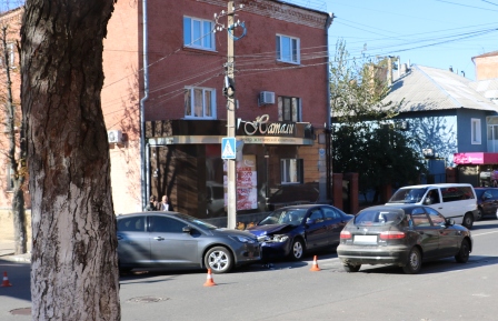Дві ДТП по вулиці Шевченка в Кропивницькому, в тому числі за участі патрульних. ФОТО