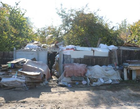 Більше не сміттєзвалище: у Кропивницькому почали вивозити сміття із захаращеного подвір’я родини глухонімих. ВІДЕО