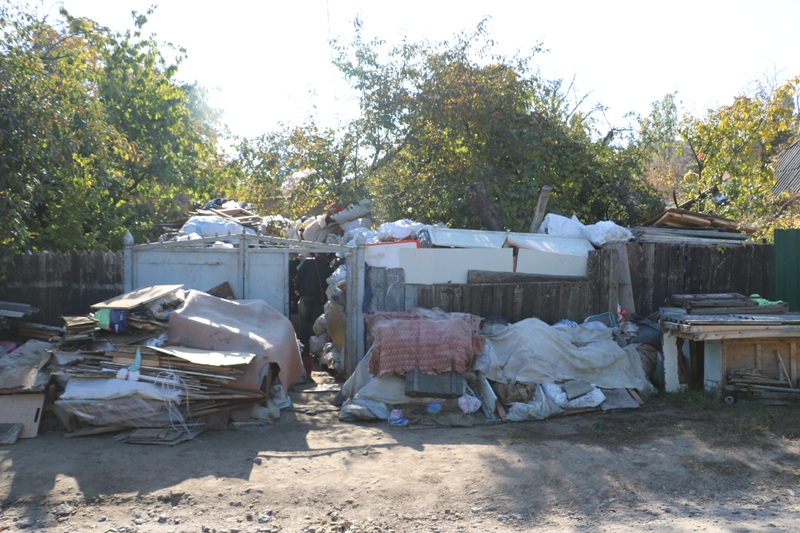 У Кропивницькому з сурдоперекладачем вмовляли родину позбутися завалів сміття. ФОТО