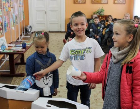 Школярів Кропивницького вчили сортувати сміття та подарували у школи еко-контейнери. ФОТО