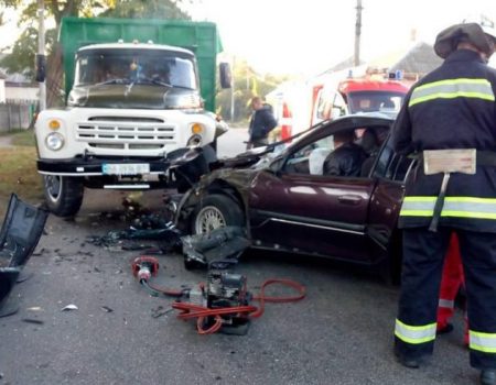 На Кіровоградщині зіткнулись вантажівка і легковик. ФОТО