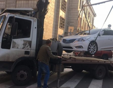 Автівку, яку припаркували на “зебрі” у Кропивницькому, забрав евакуатор. ФОТО