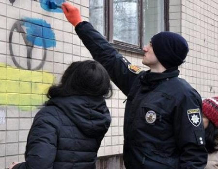 У Кропивницькому зафарбують графіті з контактами наркоторговців