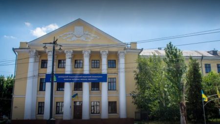 Слідчі зацікавилися, як іноземці платять за навчання у Донецькому медвиші