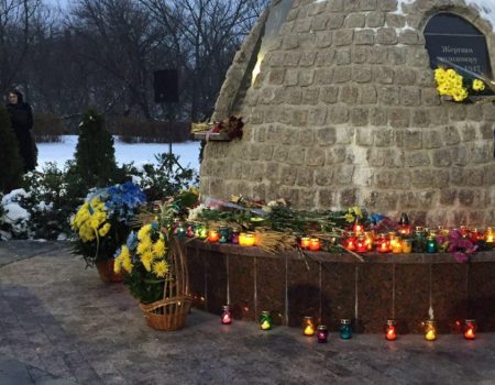 У пам’ять про жертв голодоморів кропивничани пройшлись скорботною ходою та запалили свічки пам’яті. ФОТО