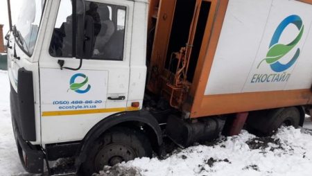 У Кропивницькому сміттєвоз потрапив у яму, що лишилась від розриття. ФОТО