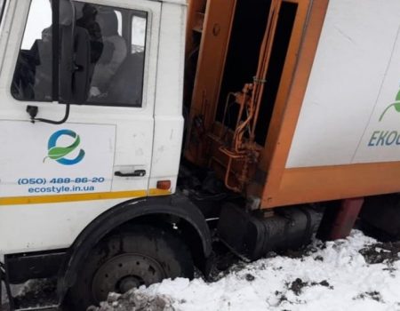 У Кропивницькому сміттєвоз потрапив у яму, що лишилась від розриття. ФОТО