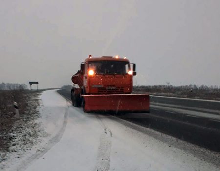 В трьох районах Кіровоградщини випав сніг, дорожники витратили 100 тонн протиожеледної суміші