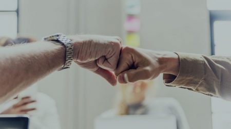 Тісно пов’язані фірми зімітували конкуренцію, розігравши півмільйонне замовлення від Олександрійського коледжу