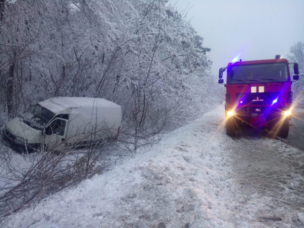 Рятувальники продовжують визволяти автівки зі снігових заметів. ФОТО