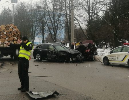 У Кропивницькому сталася ДТП за участі трьох іномарок. ФОТО