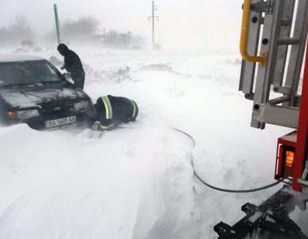 Рятувальники продовжують діставати автівки зі снігових заметів на Кіровоградщині. ФОТО. ВІДЕО