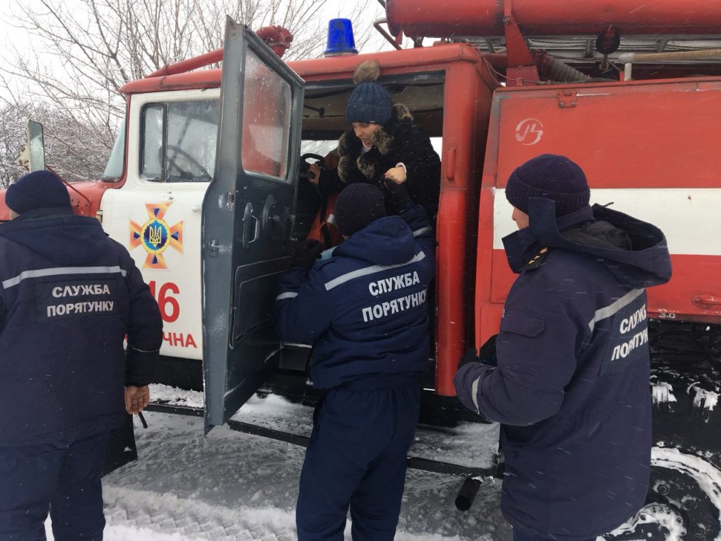Рятувальники продовжують діставати автівки зі снігових заметів на Кіровоградщині. ФОТО. ВІДЕО
