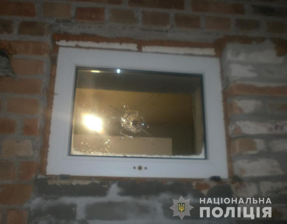 На Кіровоградщині чоловік вирішив постріляти з рушниці по вікнам будинку. ФОТО