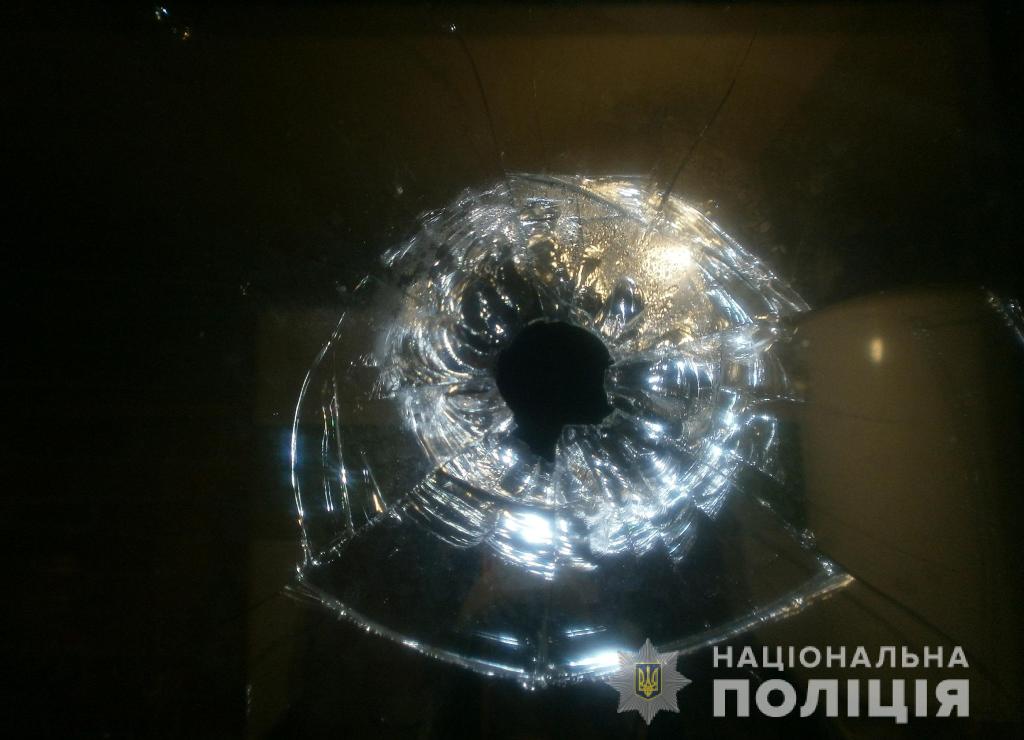 На Кіровоградщині чоловік вирішив постріляти з рушниці по вікнам будинку. ФОТО