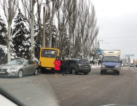 У Кропивницькому внаслідок ДТП постраждали 2 авто й маршрутка. ФОТО