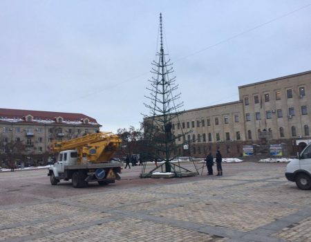 На Площі Героїв Майдану в Кропивницькому почали встановлювати ялинку. ФОТОФАКТ