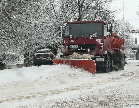 Комунальники Кропивницького відзвітували про розчистку доріг від снігу. ФОТО